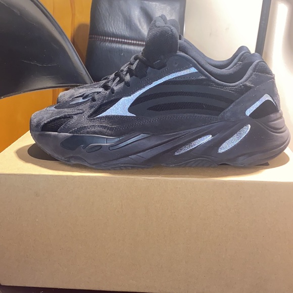 Yeezy Boost 700 V2 “Vanta” - Picture 3 of 9